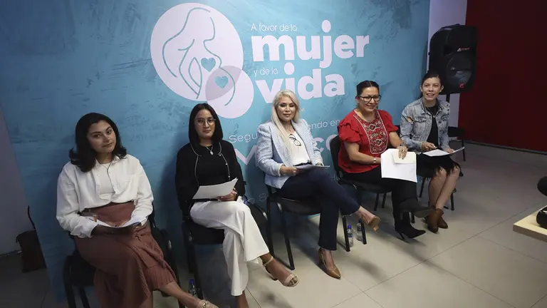 Activistas participan hoy en una rueda de prensa en la Ciudad de M&eacute;xico (M&eacute;xico)./ EFE