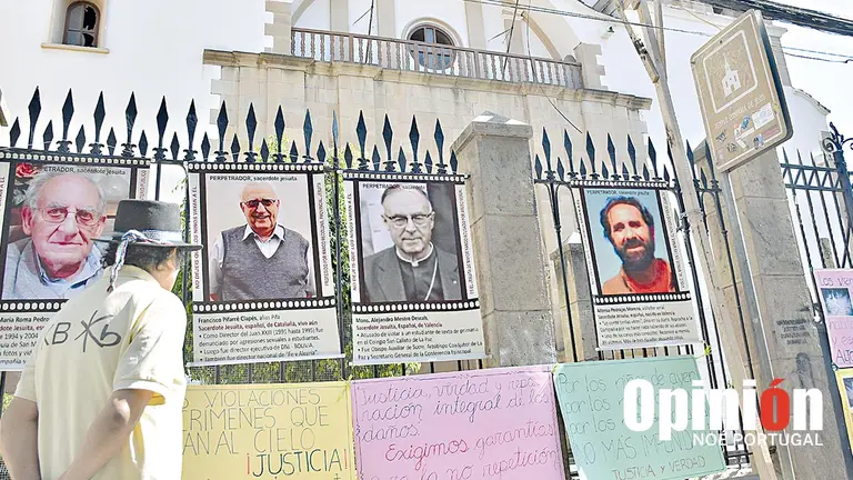 Exalumnos exponen rostros de curas acusados de pederastia en el templo de la Compa&ntilde;&iacute;a de Jes&uacute;s en Cochabamba./ NO&Eacute; PORTUGAL