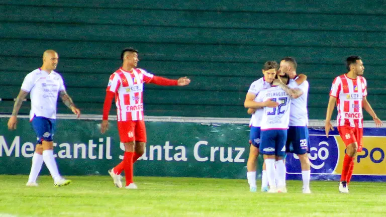 Una acción del partido entre Wilstermann e Independiente./ APG