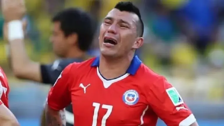 Gary Medel, triste, tras una derrota de Chile. TN