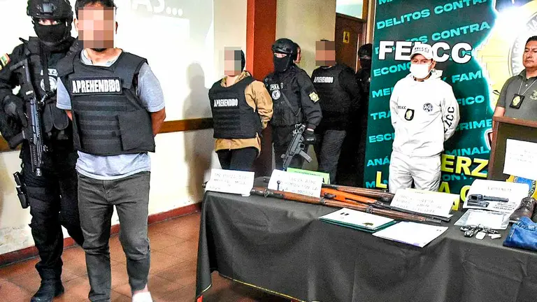 Los aprehendidos siendo presentados ante los medios de comunicaci&oacute;n. DICO SOL&Iacute;S