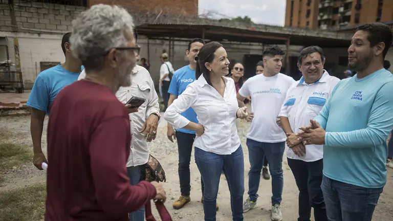 La precandidata opositora a la presidencia de Venezuela Mar&iacute;a Corina Machado (c) fue registrada el pasado 28 de septiembre al atender a un grupo de ciudadanos, durante un recorrido de su campa&ntilde;a electoral, en Maracay (Venezuela)./ EFE