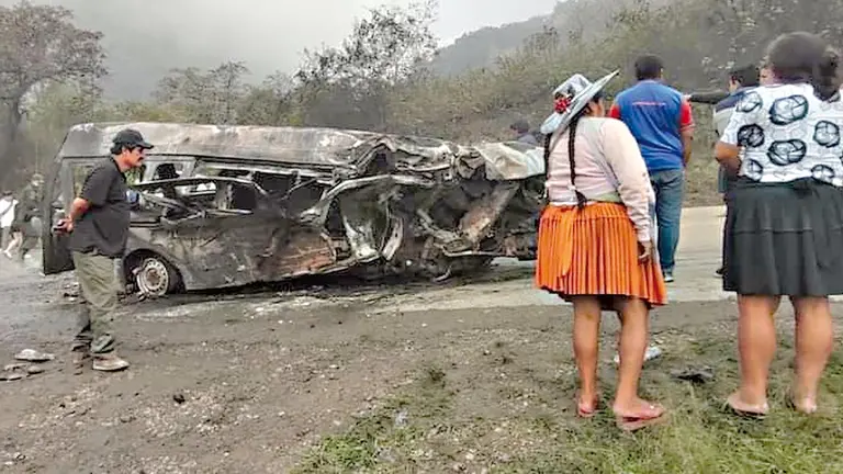 El minib&uacute;s que se incendi&oacute; el s&aacute;bado en la carretera hacia el oriente./ REDES SOCIALES
