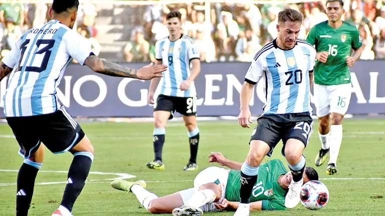 Una jugada del partido en que la Selecci&oacute;n perdi&oacute; 0-3 con Argentina por clasificatorias./ DICO SOL&Iacute;S