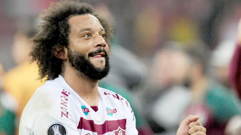 Marcelo de Fluminense celebra al vencer a Internacional, en un partido de las semifinales de la Copa Libertadores en el estadio Beira-Rio, en Porto Alegre (Brasil). EFE