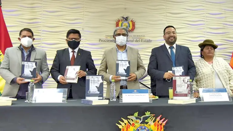 Autoridades de la Procuradur&iacute;a presentan t&iacute;tulos sobre la defensa legal del Estado./ ABI