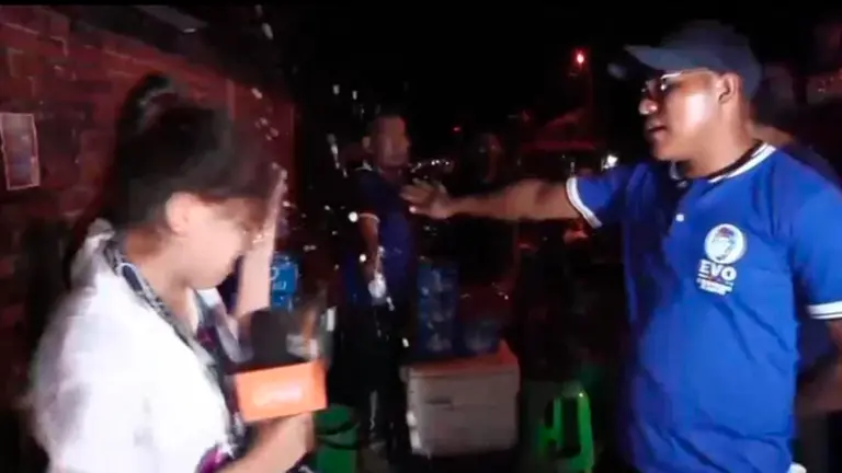 Momento en que agredieron a la trabajadora de prensa. CAPTURA