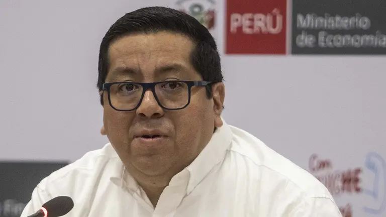 Fotograf&iacute;a de archivo en la que se registr&oacute; al ministro de Econom&iacute;a y Finanzas de Per&uacute;, Alex Contreras, durante una rueda de prensa, en Lima (Per&uacute;)./ EFE