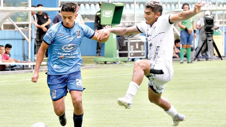 Una jugada del partido en que la escuadra azul no le pudo ganar a Vaca D&iacute;ez y acab&oacute; empatando por 2-2./ APG