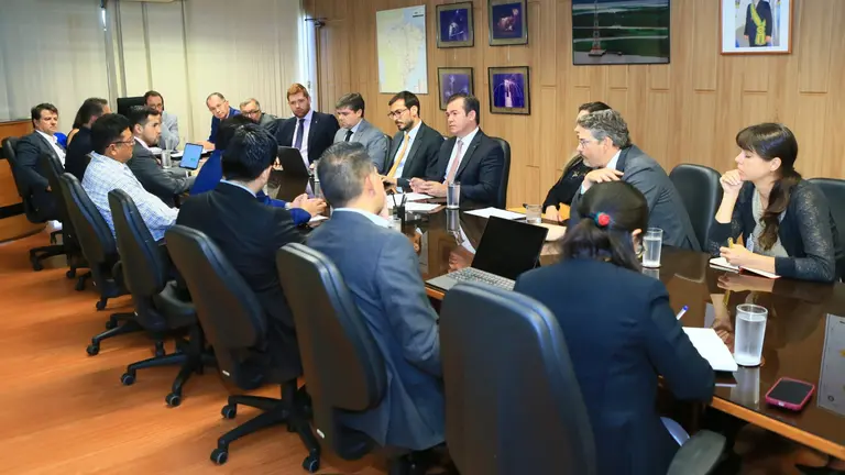 Autoridades de Bolivia y ejecutivos de Petrobras, en una reuni&oacute;n. MHE