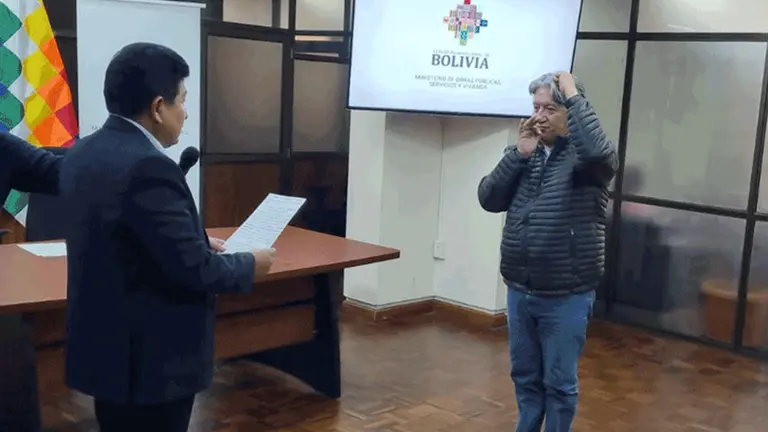 Momento de la posesi&oacute;n de Humebrto Claure, este viernes./ TOMADA DE ERBOL