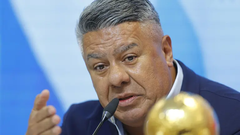 El presidente de Liga Profesional de F&uacute;tbol Argentino, Claudio Fabi&aacute;n Tapia, habla hoy, durante una rueda de prensa, en Buenos Aires (Argentina)./ EFE