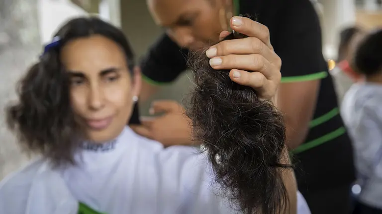 Mujeres participan en una jornada de donaci&oacute;n de cabello para el Proyecto Sirena, hoy, en la Universidad Central de Venezuela (UCV), en Caracas./ EFE