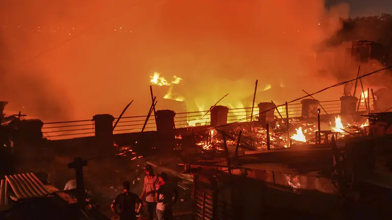 Fotograf&iacute;a de un incendio en el barrio Chacarita, en Asunci&oacute;n (Paraguay). EFE