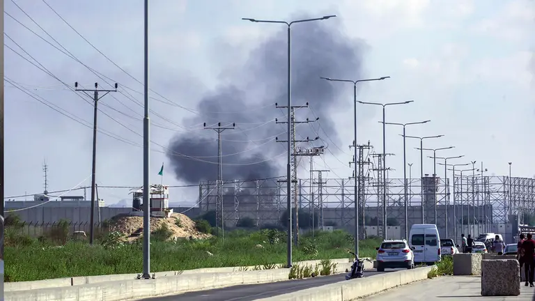 El humo se eleva desde el cruce de Erez durante el asalto a los asentamientos israel&iacute;es por parte de militantes de la milicia Ezz Al-Din Al Qassam, este 7 de octubre de 2023/. EFE