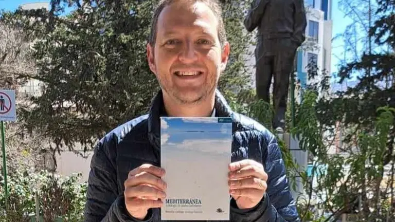 El poeta colombiano Santiago Espinosa, responsable de la antolog&iacute;a de poes&iacute;a boliviana 'Mediterr&aacute;nea'. GABRIEL CH&Aacute;VEZ