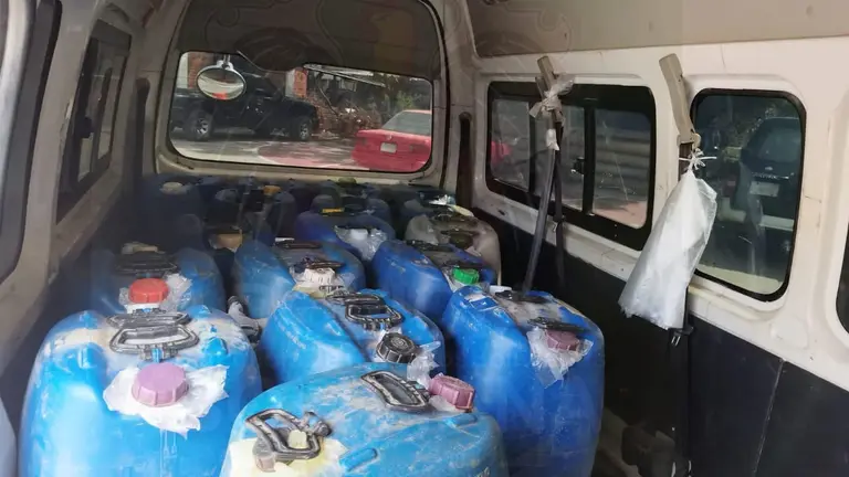 Los bidones ubicados dentro del minib&uacute;s. POLIC&Iacute;A