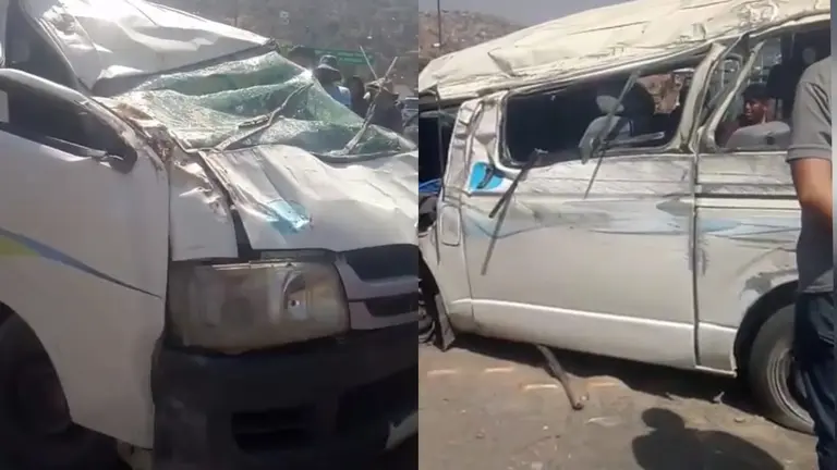 El minib&uacute;s accidentado en la salida del T&uacute;nel de El Abra, en Cochabamba./ CORTES&Iacute;A