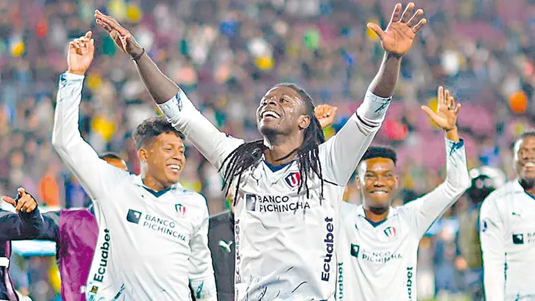 Jugadores de Liga festejan una conquista. / LA PATRIA