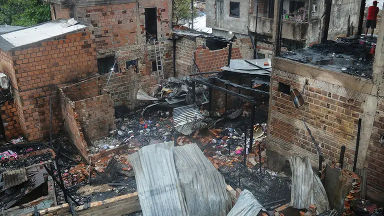 Fotograf&iacute;a del barrio La Chacarita este 7 de octubre de 2023, tras un incendio, en Asunci&oacute;n (Paraguay). EFE