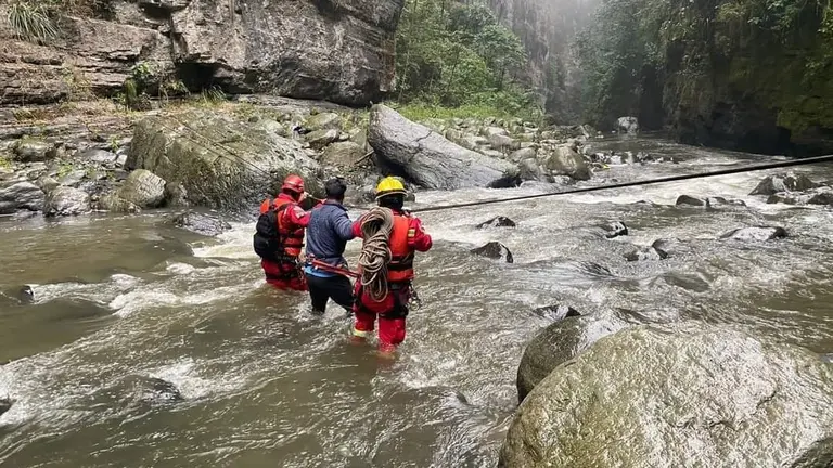 Bomberos de la Polic&iacute;a realiza operaciones de b&uacute;squeda en Tablas Monte, Colomi./ POLIC&Iacute;A