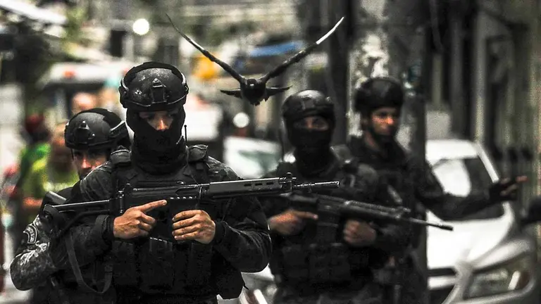 Un grupo de polic&iacute;as fue registrado este lunes, 9 de octubre, durante un operativo contra las bandas criminales, en la Favela de Mar&eacute;, en la zona norte de la ciudad de R&iacute;o de Janeiro (Brasil). EFE