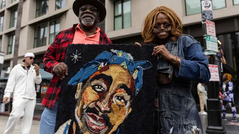 Fotograf&iacute;a de archivo fechada el 7 de junio de 2023 que muestra a fan&aacute;ticos que asisten a la ceremonia en honor al fallecido rapero estadounidense Tupac Shakur, homenajeado de forma p&oacute;stuma con una estrella en el Paseo de la Fama en Hollywood, California (EE.UU.). EFE