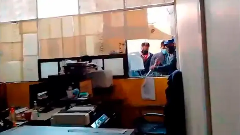 Imagen donde se observa la rotura de vidrios en instalaciones ediles./ ERBOL