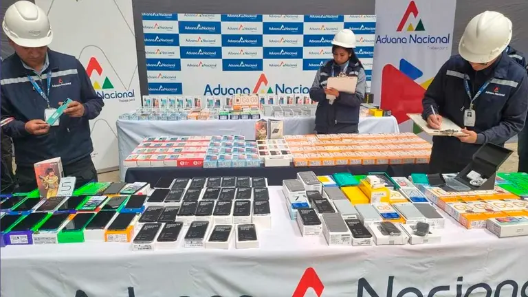 Los celulares decomisados expuestos por la Aduana Nacional./ ARCHIVO