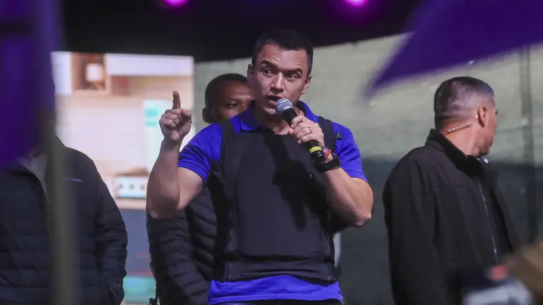 El candidato a la presidencia, Daniel Noboa, participa de una reuni&oacute;n con un chaleco antibalas, el 26 de septiembre de 2023, con miras a las elecciones del pr&oacute;ximo 15 de octubre del 2023, en la ciudad de Sangolqui (Ecuador)./ EFE