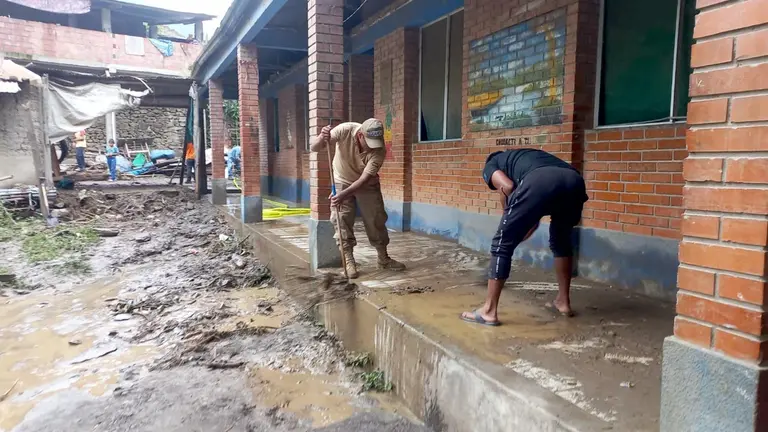 El agua ingresó a la unidad educativa en El Choro./ TELE 15 CARANAVI