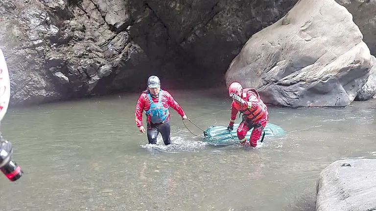 Rescatistas recuperan el cuerpo de la quinta v&iacute;ctima en Tablas Monte, Colomi./ BERSA