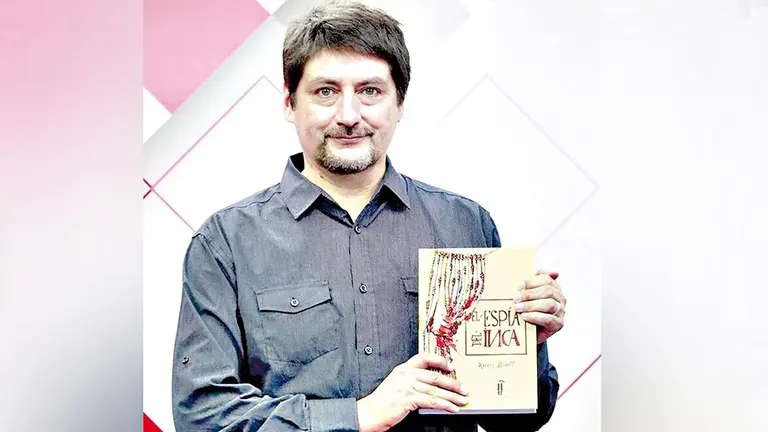 El escritor peruano Rafael Dumett./ ARCHIVO