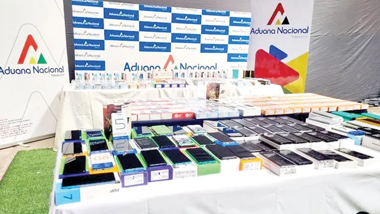 Los equipos de telefon&iacute;a decomisados por la Aduana./ ABI