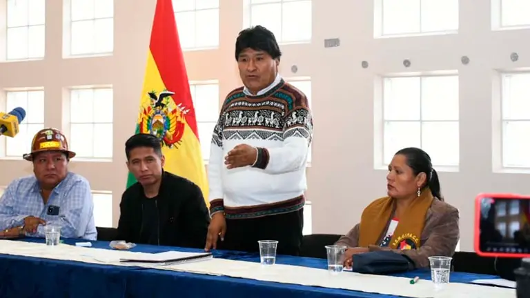 Evo Morales, junto a parlamentarios del MAS. APG