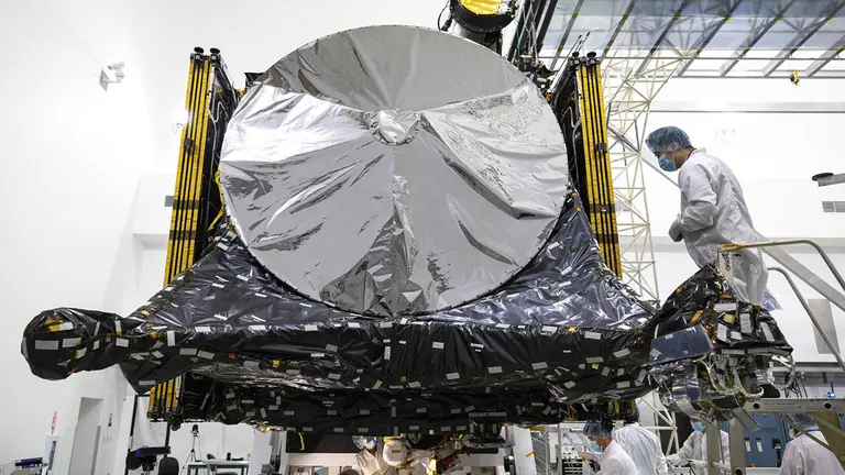 Fotograf&iacute;a de finales de julio cedida por la NASA donde aparecen unos miembros del equipo de la misi&oacute;n Psyche mientras preparan la nave espacial en una instalaci&oacute;n cerca del Centro Espacial Kennedy de la NASA, en Florida./ EFE