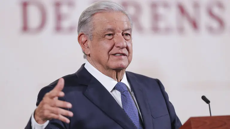 El presidente de M&eacute;xico, Andr&eacute;s Manuel L&oacute;pez Obrador habla, durante la conferencia matutina en el Palacio Nacional, hoy en la Ciudad de M&eacute;xico (M&eacute;xico)./ EFE