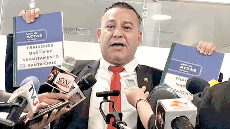 Garc&iacute;a muestra los "libros negros" en los que incluir&aacute;n a los "traidores"./ ERBOL