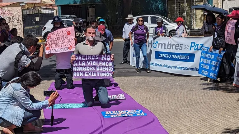 El activista franc&eacute;s Alexis Dessard, durnate el acto de desagravio en la Llajta. VOCES LIBRES