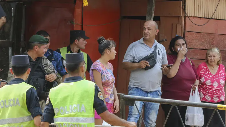 Familiares esperan este 11 de octubre de 2023 informaci&oacute;n de sus seres queridos frente a la penitenciar&iacute;a de Tacumb&uacute;, en Asunci&oacute;n (Paraguay)./ EFE