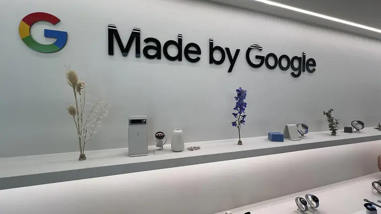 Fotograf&iacute;a de un tel&eacute;fono Pixel 8 y unos Pixel Watch 2, los relojes inteligentes de Google, desplegados durante la presentaci&oacute;n de la nueva l&iacute;nea de productos pixel hoy, en Nueva York (EEUU). EFE