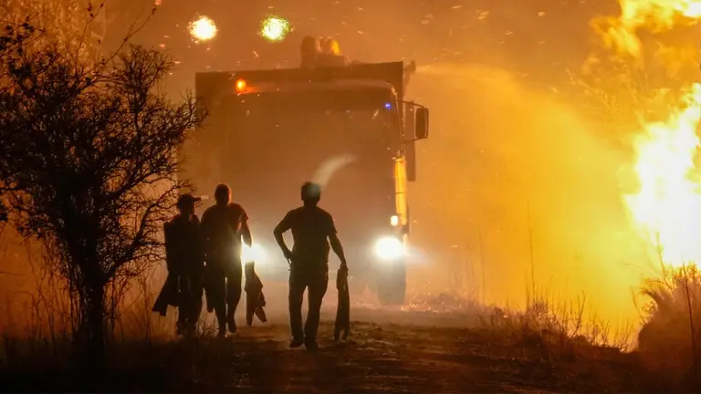 Bomberos trabajan para contener los incendios, hoy en Córdoba (Argentina)./ EFE