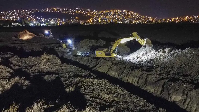 Trabajos que se realizan en la laguna Alalay./ GAMC