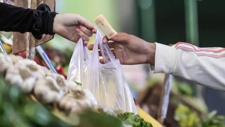 Una persona realiza compras en un mercado Central de Frutas y Verduras de Buenos Aires (Argentina), en una fotograf&iacute;a de archivo. EFE