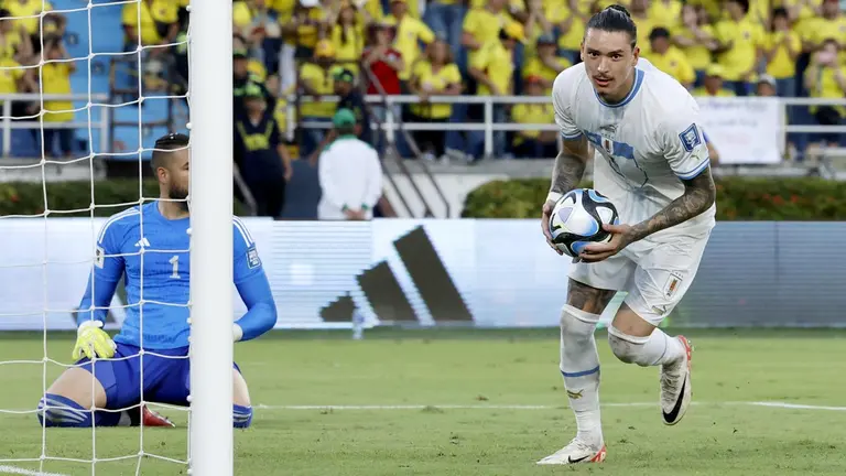 Darwin Núñez de Uruguay celebra su gol hoy, en un partido de las Eliminatorias Sudamericanas entre Colombia y Uruguay./ EFE