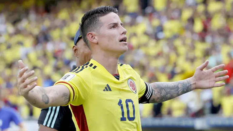 James Rodríguez de Colombia celebra su gol hoy, en un partido de las Eliminatorias Sudamericanas entre Colombia y Uruguay./ EFE