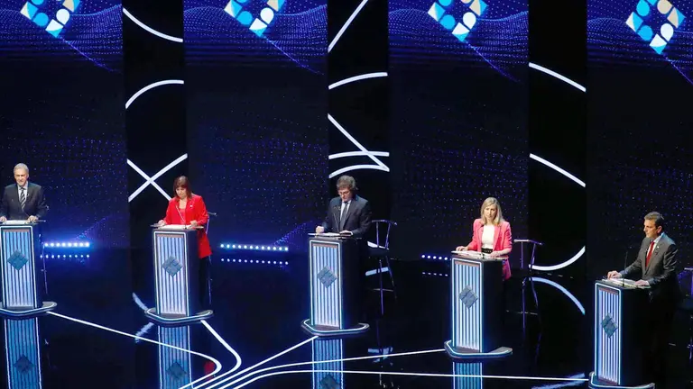 Los cinco candidatos a la Presidencia de Argentina participan en un segundo debate electoral, en Buenos Aires (Argentina)./ EFE
