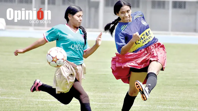 Dos mujeres de pollera pugnan un bal&oacute;n en Cocha./  DICO SOL&Iacute;S