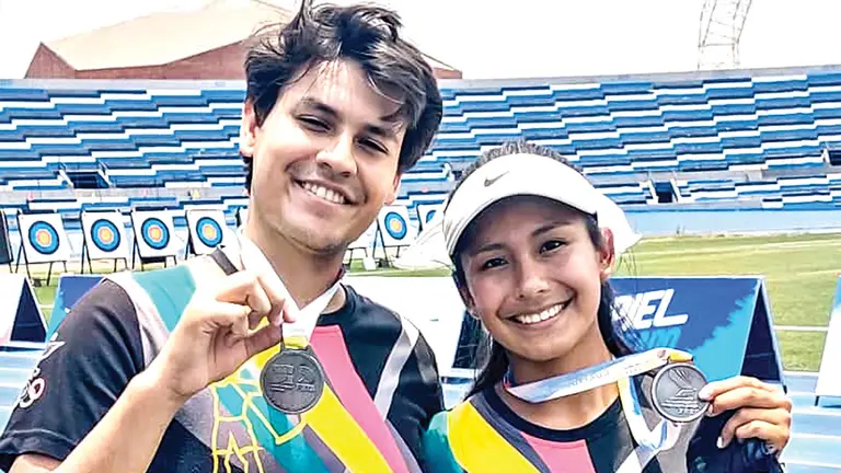 Mendoza (i) y Paredes (d), tras ganar la presea de plata./ FEBOTARC