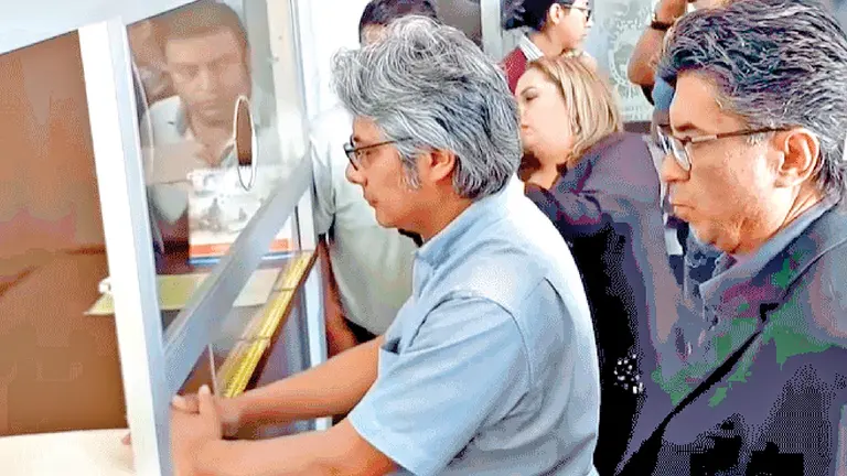 El abogado de Evo Morales, Wilfredo Ch&aacute;vez, presenta la denuncia en Sucre./ ERBOL